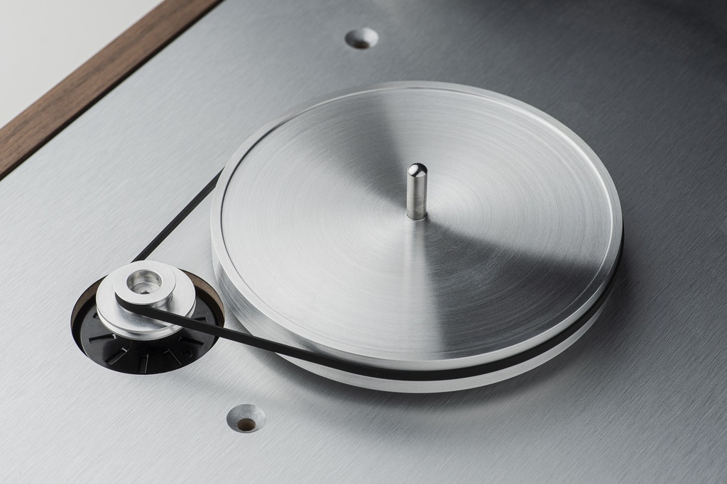 Pro-Ject Classic Evo
Sub-chassis turntable with 9“ carbon/alu sandwich tonearm