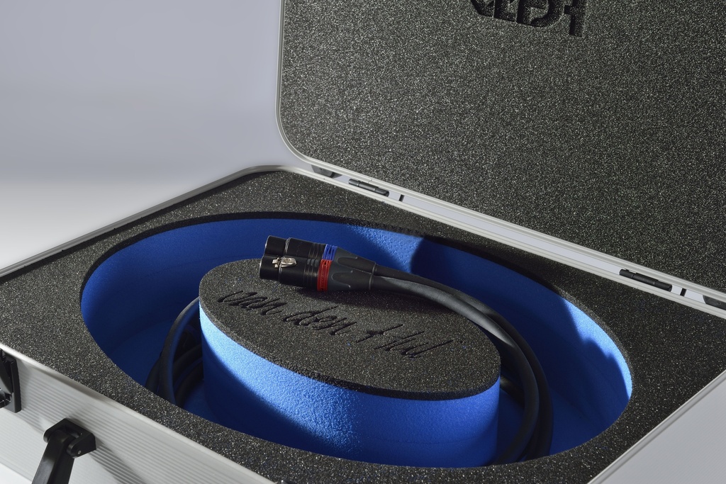 Van den Hul The Carbon Nano Tube interconnect RCA of XLR